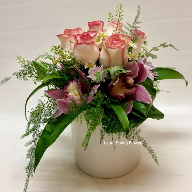 Σύνθεση με ορχιδέες και τριαντάφυλλα