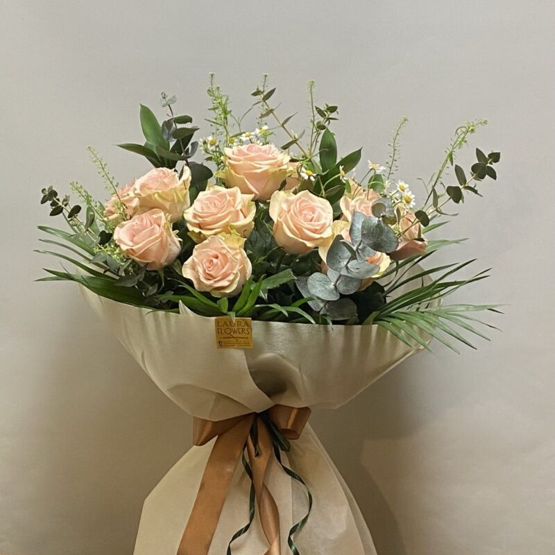 Μπουκέτο με τριαντάφυλλα και διάφορα  φυλλώματα