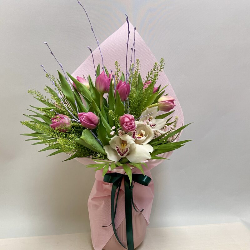 Μπουκέτο με τουλίπες και σιμπιντιουμ ορχιδέες