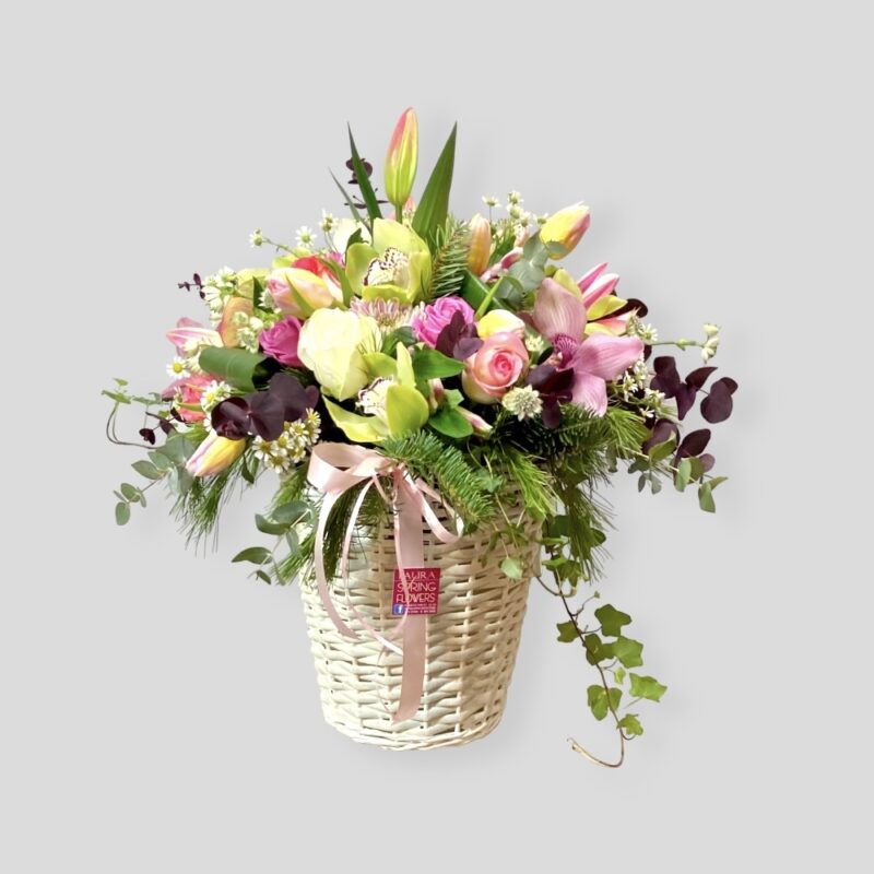 Καλάθι με διαφορά άνθη