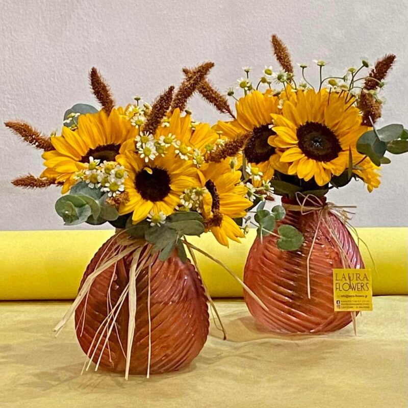 Σύνθεση με ήλιους σε μοναδικό γυάλινο βάζο.