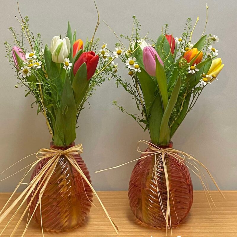 Χαρούμενες τουλίπες σε μοναδικό γυαλί.