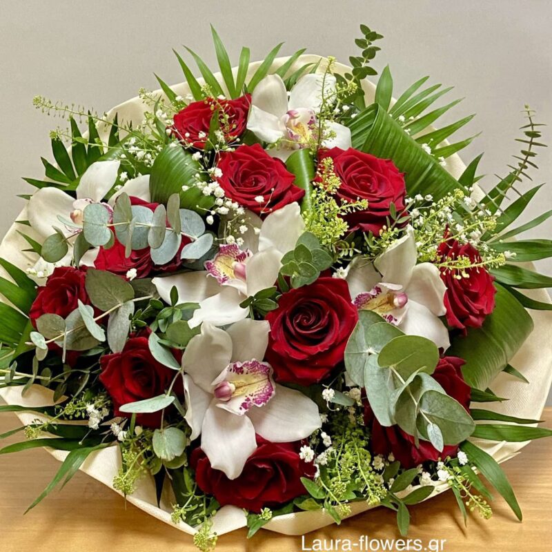 Μπουκέτο με ορχιδέες και τριαντάφυλλα.